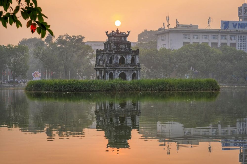 Hoan Kiem Lake transforms into a lively, pedestrian-only area on weekends (Source: Pexels)